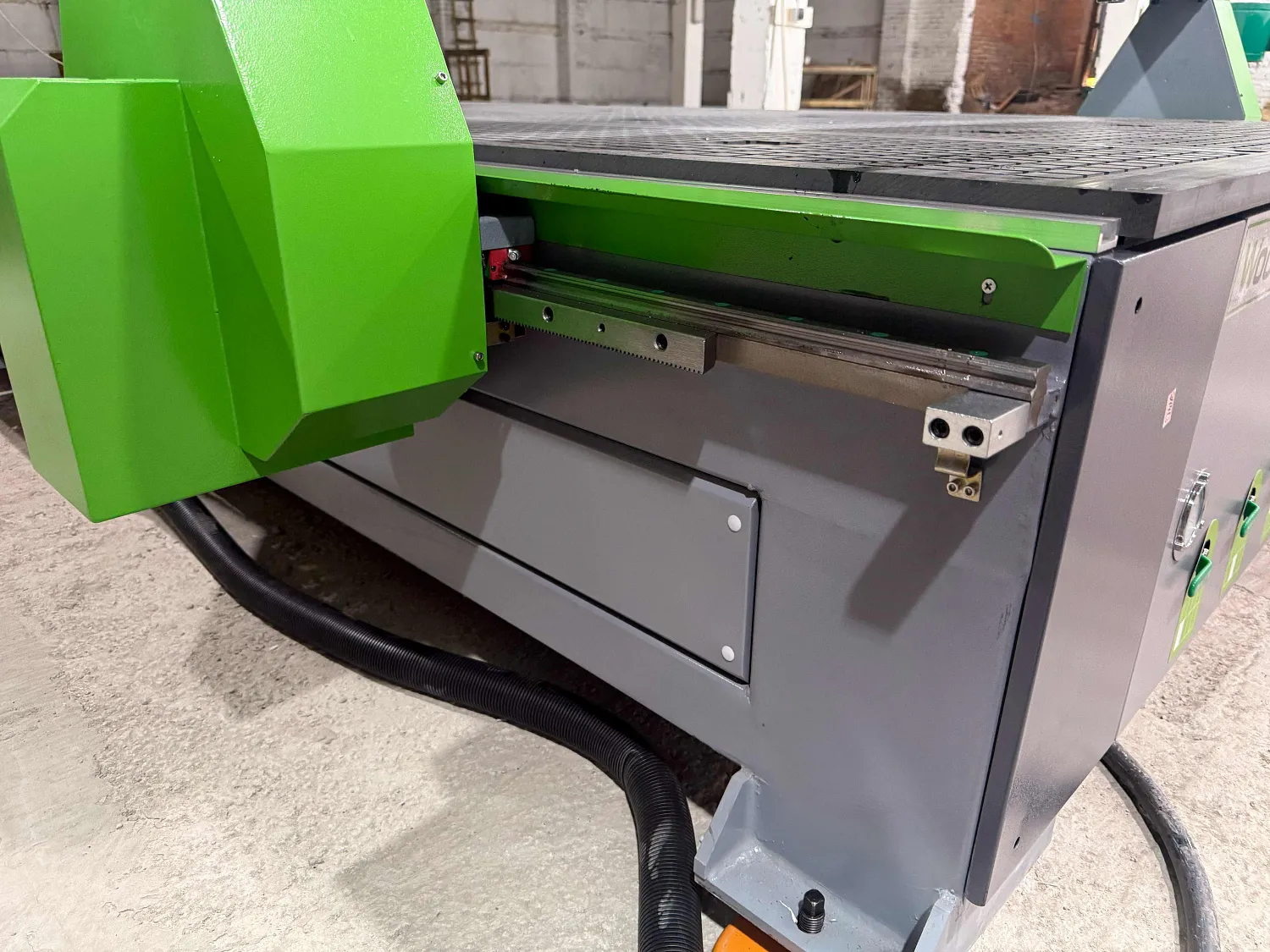 Поступление на склад: фрезерный станок с ЧПУ Woodtec CH-2030W с вакуумной подготовкой