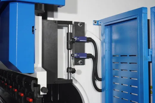 MetalTec HBM 80/2500C Листогибочный гидравлический пресс с ЧПУ контроллером TP10S