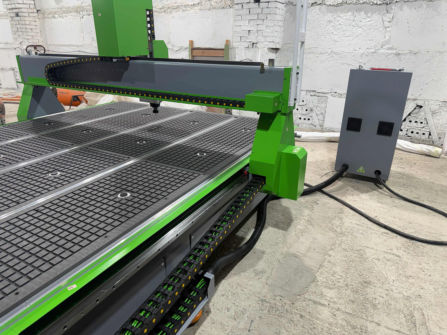 Поступление на склад: фрезерный станок с ЧПУ Woodtec CH-2030W с вакуумной подготовкой