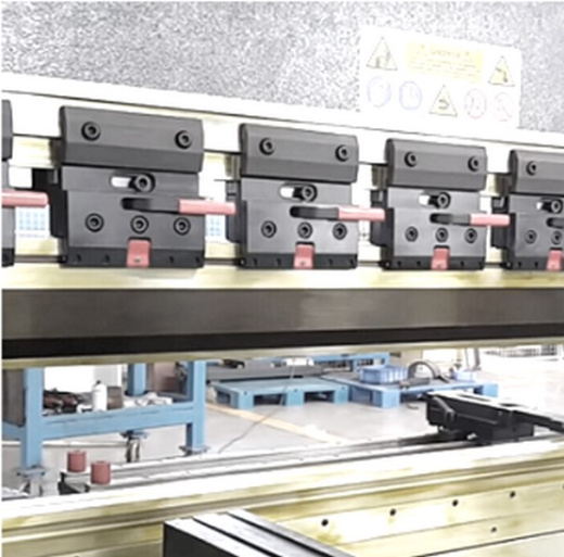 MetalTec HBM 125/3200M (E22, ручная компенсация прогиба, инвертор заднего упора) листогибочный гидравлический пресс