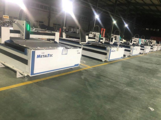 MetalTec 1530B (RAYCUS 1500Вт RAYTOOLS XC6000 RAYTOOLS BS03K) оптоволоконный лазерный станок для резки металла