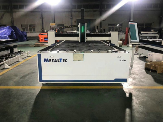 MetalTec 1530B (RAYCUS 1500Вт RAYTOOLS XC6000 RAYTOOLS BS03K) оптоволоконный лазерный станок для резки металла