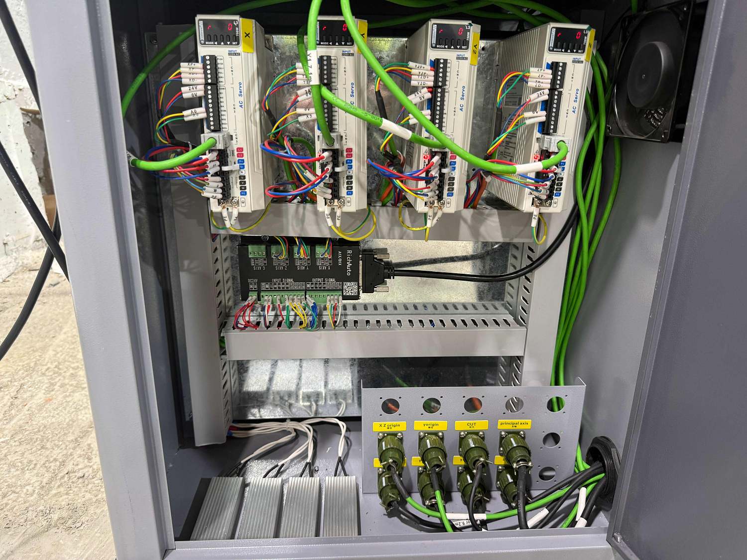 Поступление на склад: фрезерный станок с ЧПУ Woodtec CH-2030W с вакуумной подготовкой