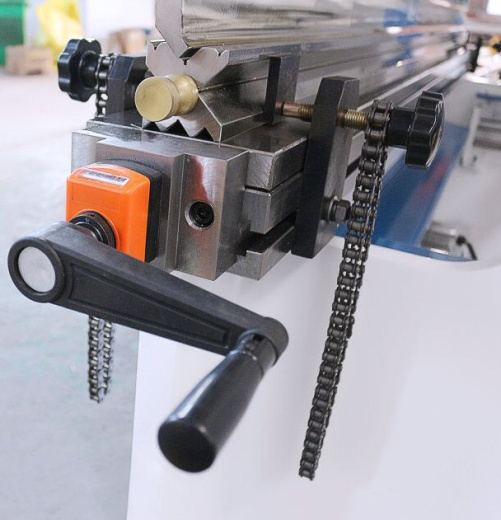 MetalTec HBM 125/3200M (E22, ручная компенсация прогиба, инвертор заднего упора) листогибочный гидравлический пресс