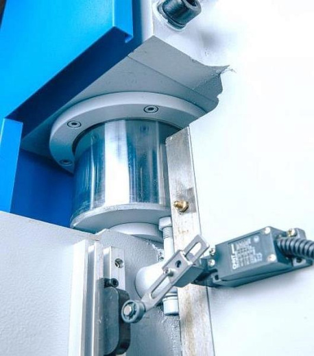 MetalTec HBM 160/3200M (E22, ручная компенсация прогиба, инвертор заднего упора) листогибочный гидравлический пресс