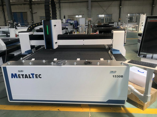 MetalTec 1530B (RAYCUS 1500Вт RAYTOOLS XC6000 RAYTOOLS BS03K) оптоволоконный лазерный станок для резки металла