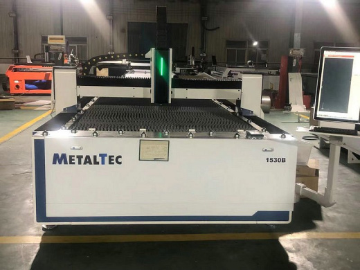 MetalTec 1530B (RAYCUS 1500Вт RAYTOOLS XC6000 RAYTOOLS BS03K) оптоволоконный лазерный станок для резки металла