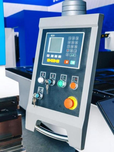 MetalTec HBM 125/3200M (E22, ручная компенсация прогиба, инвертор заднего упора) листогибочный гидравлический пресс