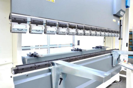 MetalTec HBM 160/3200M (E22, ручная компенсация прогиба, инвертор заднего упора) листогибочный гидравлический пресс